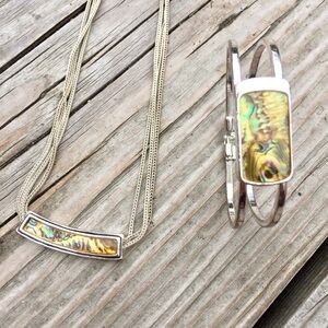 Silver necklace & bracelet set with shell